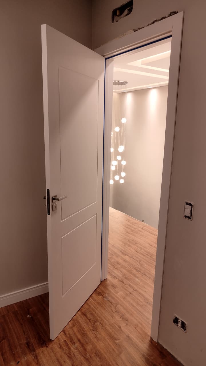 Porta interna com guarnição e dobradiças ocultas — BR Portas